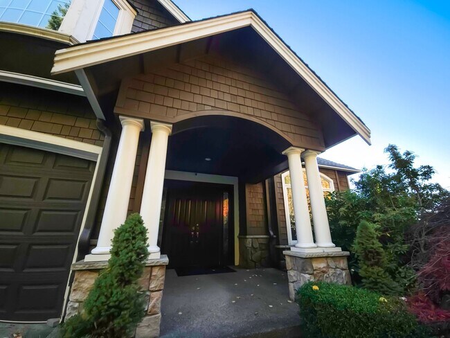 Building Photo - Spectacular 4BR/4.5BA Oasis: A/C, Deck, Of...