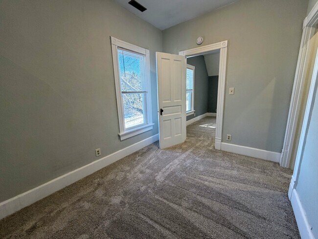 Foto del edificio - 213 S Webster St