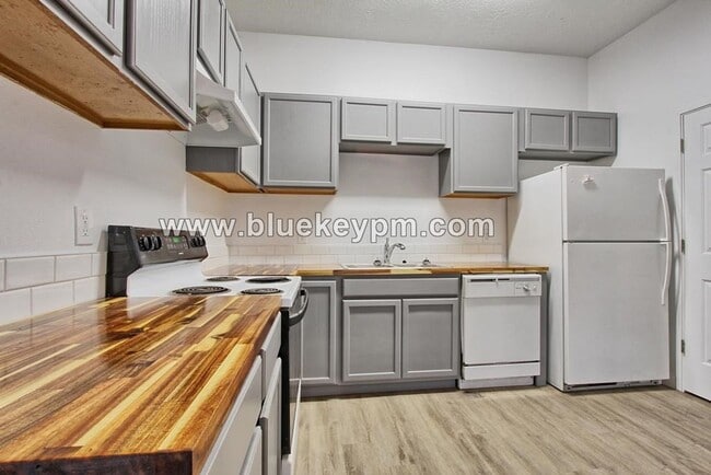 Foto del edificio - 1 Bed, 1 Bath Duplex Unit in Parkrose