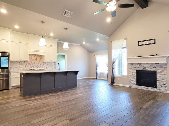 Building Photo - 648 Red River Dr