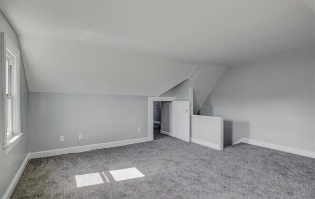 Building Photo - 833 N Hoffert St