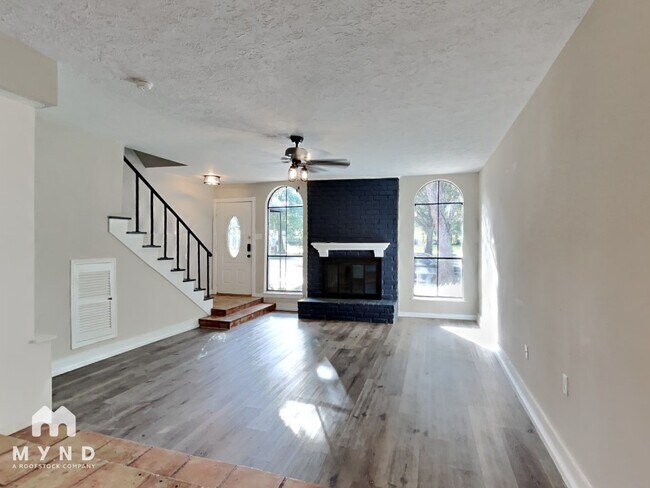 Building Photo - 2052 Lakeside Dr