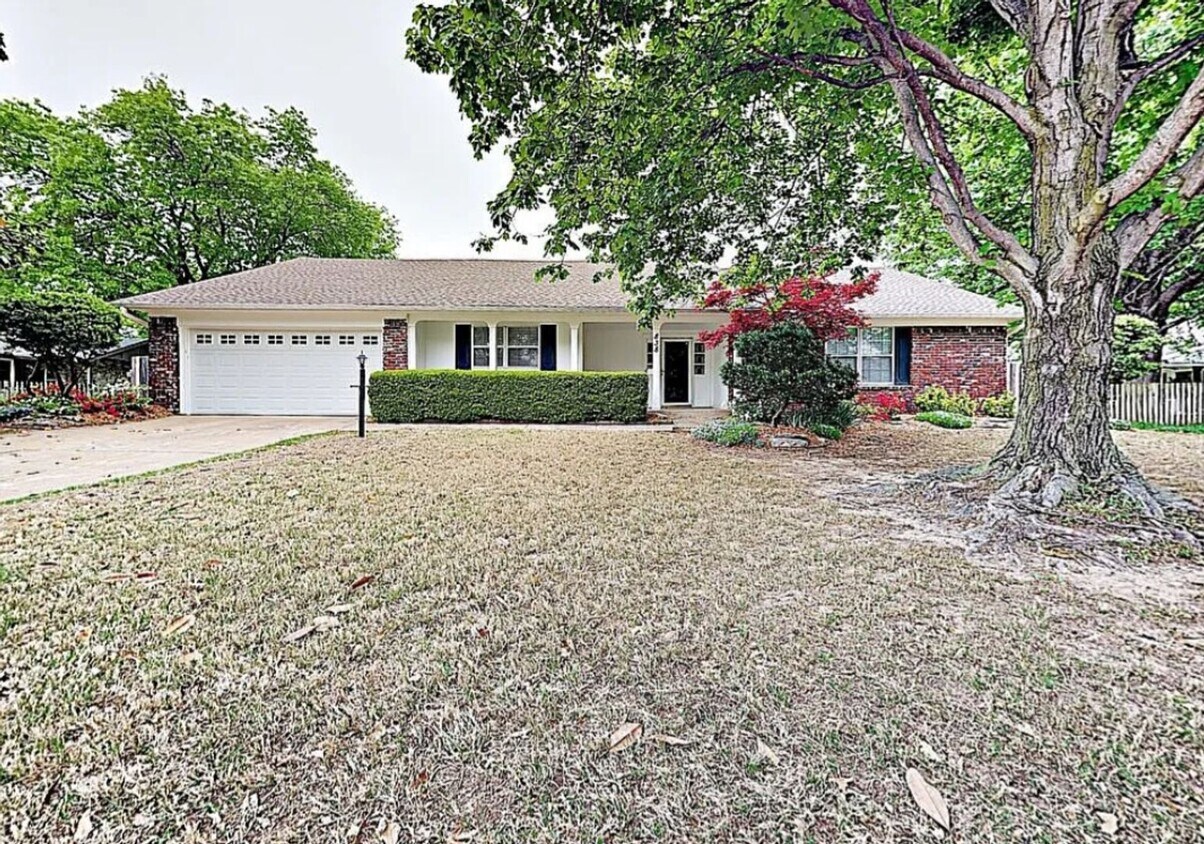 Primary Photo - 3 Bed 2 Bath 2 car garage