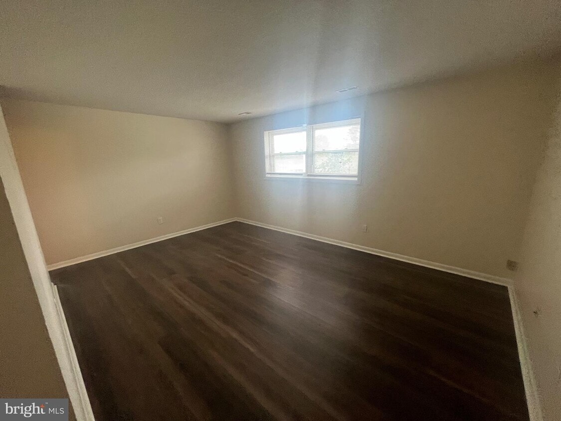 103 N Edgewood Dr Unit 3, Hagerstown, MD 21740 Room for Rent in