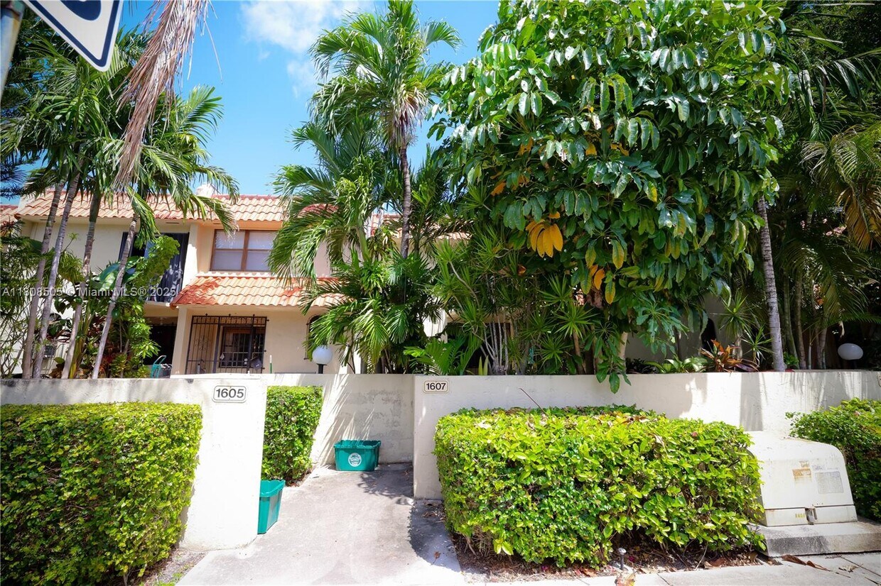 Foto principal - 1607 NE 105th St