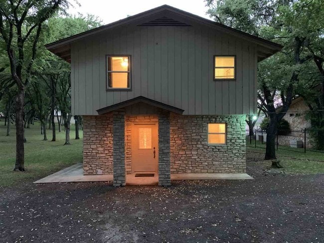 Building Photo - 410 Lakeview Dr