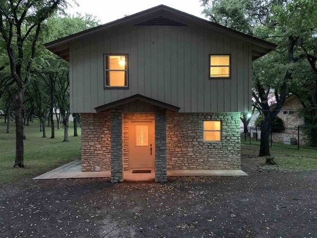 Foto del edificio - 410 Lakeview Dr