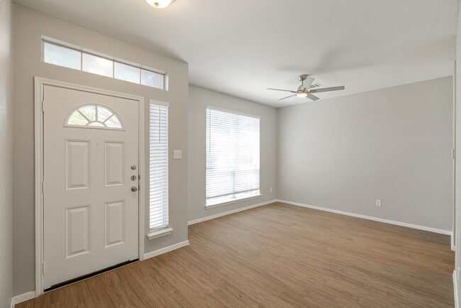 Building Photo - 512 Waterford St