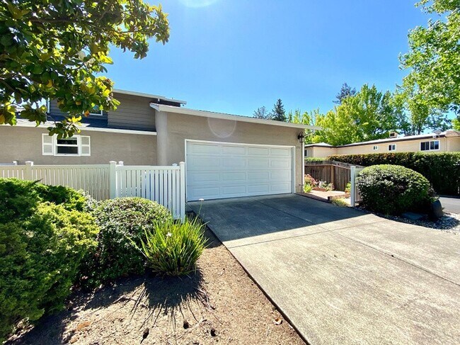 Building Photo - Beautifully Renovated Napa Townhome in Pri...