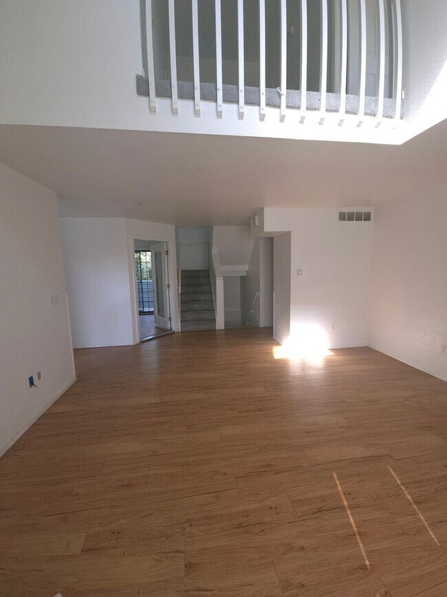 Foto del edificio - 5 Bed On The Hill!