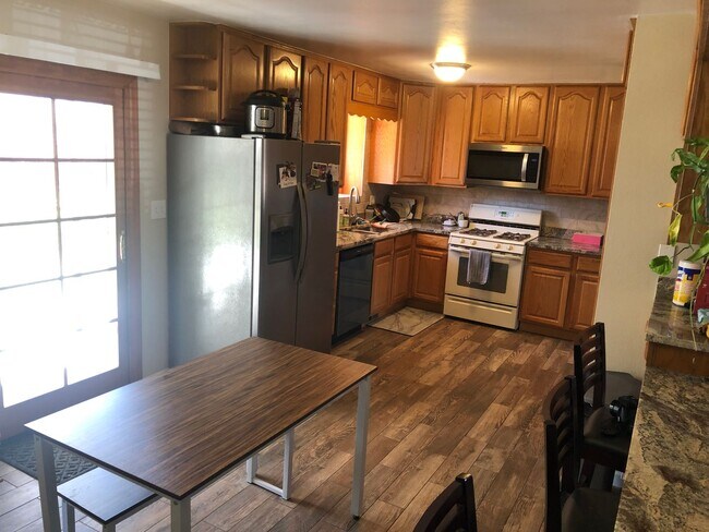 Building Photo - $0 DEPOSIT OPTION. SPACIOUS TRI-LEVEL HOME...