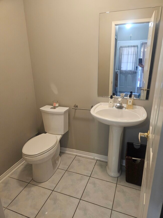 Building Photo - 3 Bedroom 3 Bath - Semi Detached - Mavis & 407 $2800
