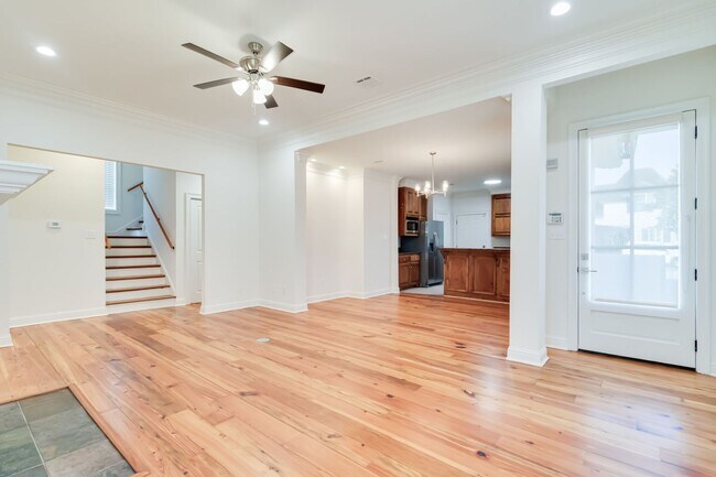 Foto del edificio - Beautifully Renovated 4-Bedroom Home in St...