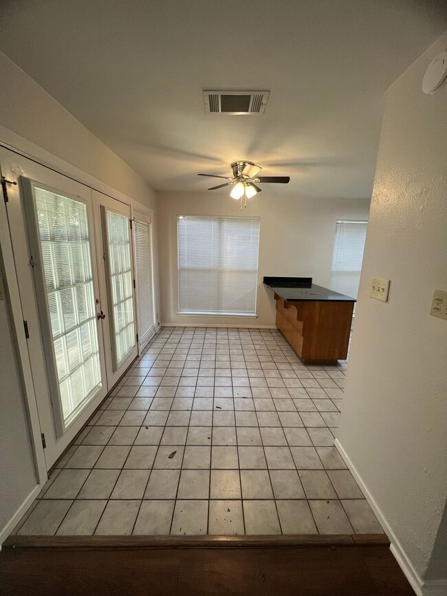 Building Photo - 78745 - OFF WILLIAM CANNON -- FREE RENT - ...