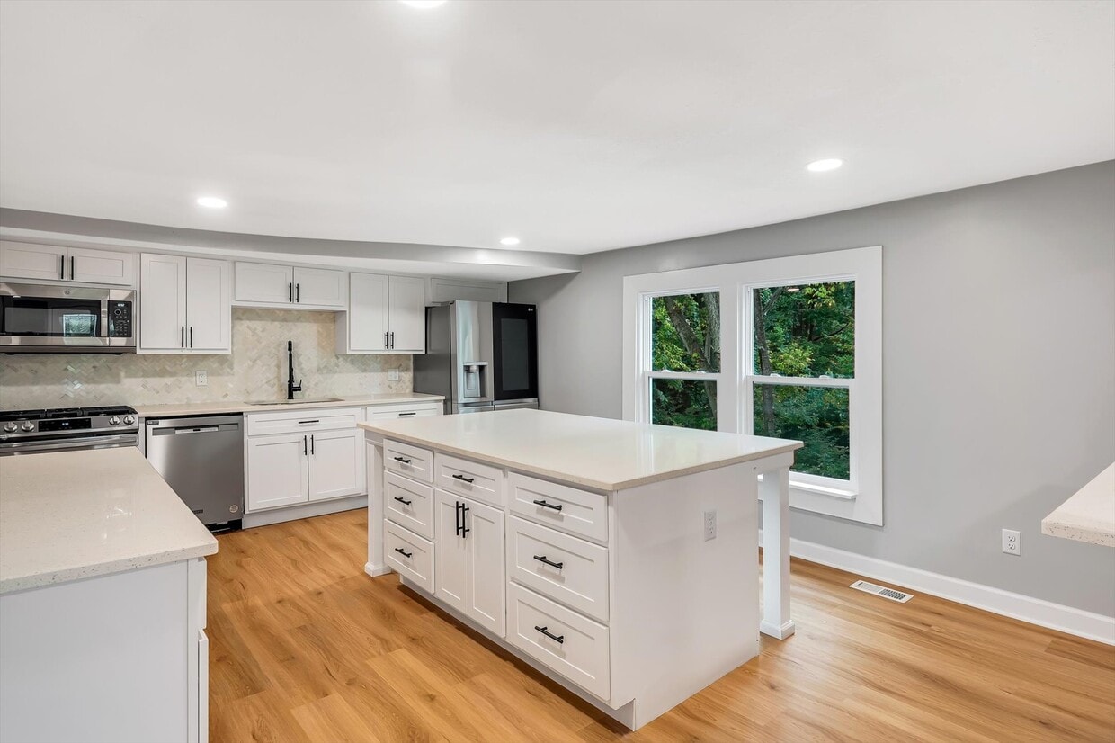 Beautiful eat in kitchen with brand new appliances! - 12711 Missouri Bottom Rd