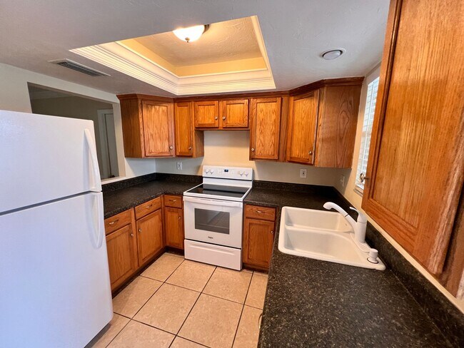 Building Photo - Adorable 2/2 with garage - Fenced back yar...