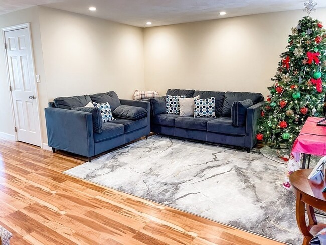 Foto del edificio - 20 Woodland Dr