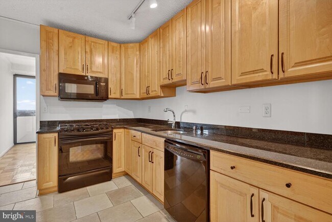 Foto del edificio - 4141 Henderson Rd