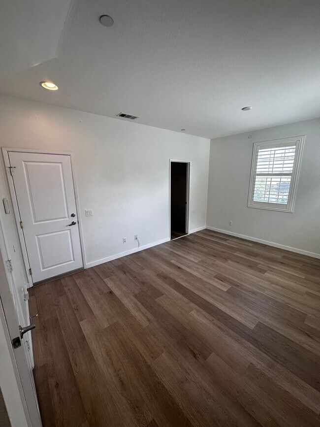 Building Photo - Vista Del Sur - Entertainers Delight! Large 3 story 2.5 bath Townhome with amazing community amen...