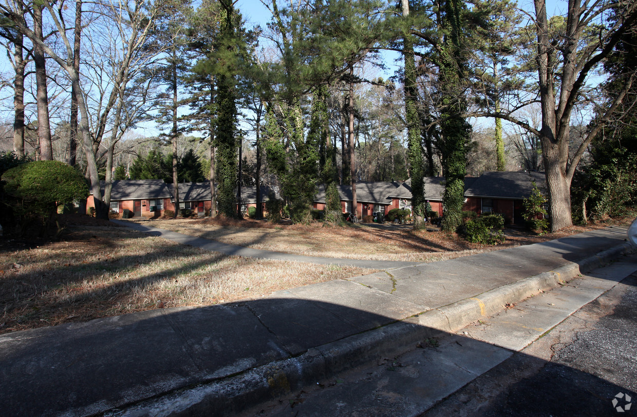 Primary Photo - Deblyn Park Apartments