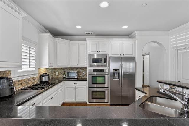 Building Photo - 5801 Hillcrest Ave