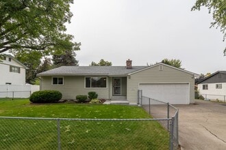 Building Photo - 816 S Bannen Rd