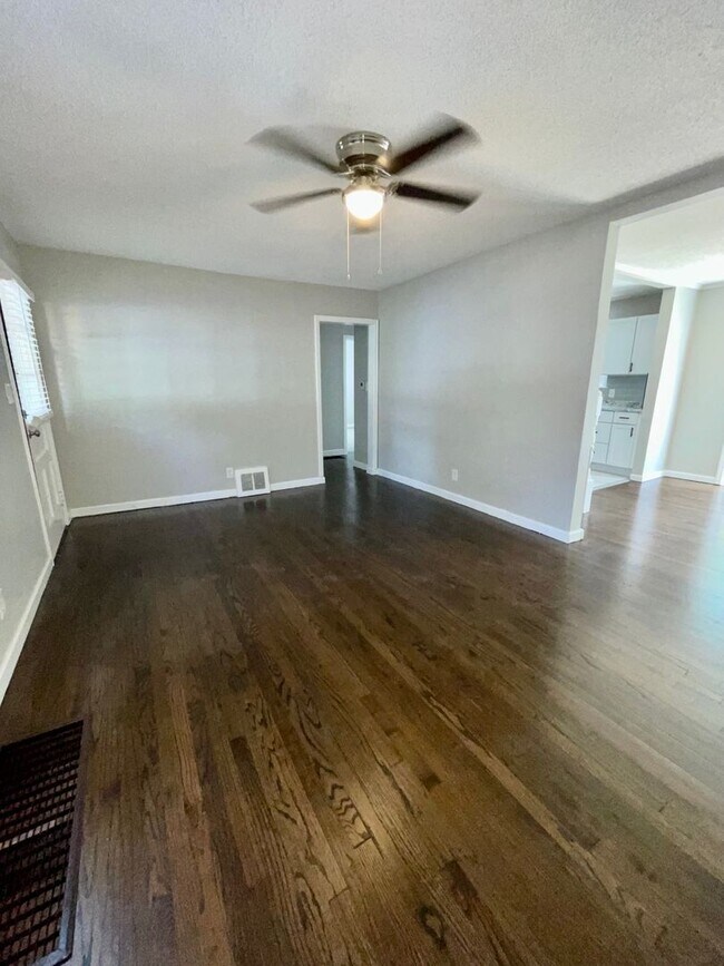 Foto del edificio - Coming Soon: Updated 4-Bedroom Bungalow wi...