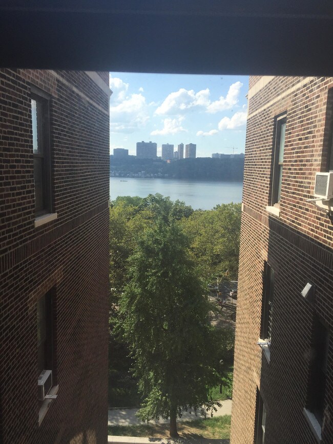 Foto del edificio - 920 Riverside Dr