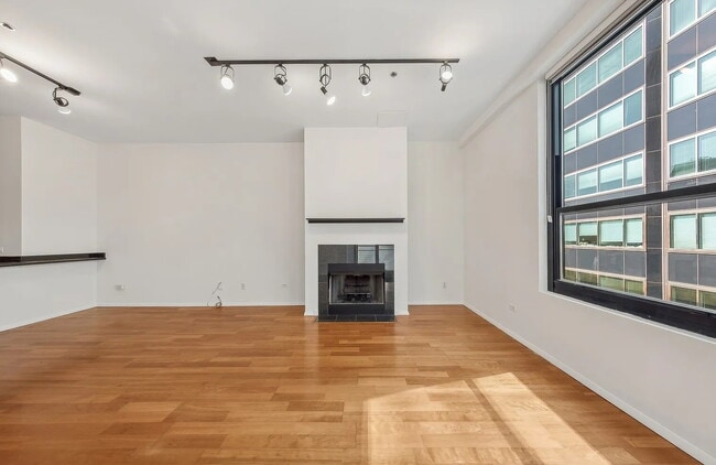 Building Photo - Modern Unit in Prime Location