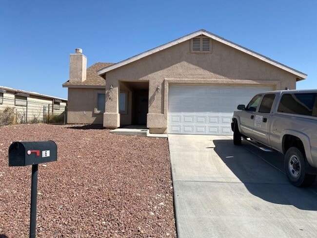Building Photo - 3 BR 2BA House w/Fenced yard & Garage, Hol...