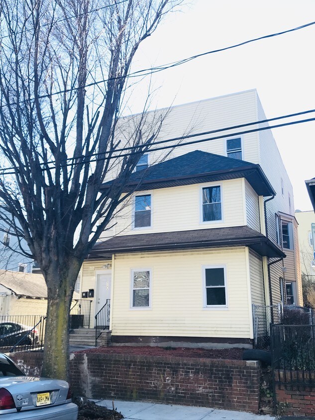 10 Tillinghast St, Newark, NJ 07108 Apartments in Newark, NJ