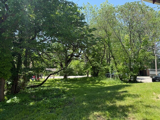 Building Photo - Large 4 Bed/2 Bath House in Quiet Neighbor...