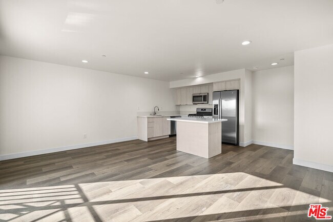 Foto del edificio - 2527 Hauser Blvd