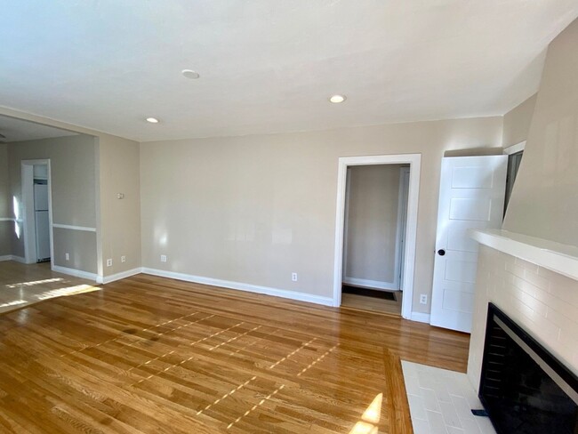 Building Photo - 2Br+ 1Br Is Garage Converted/1Ba Cozy Mode...