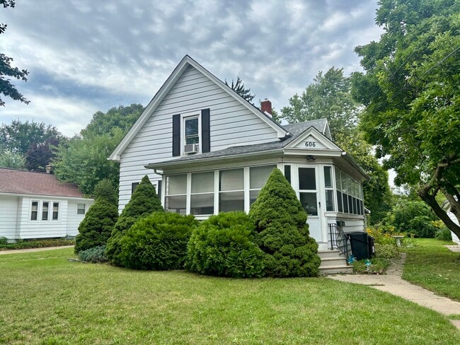 Property street view - 606 Dewey Ave