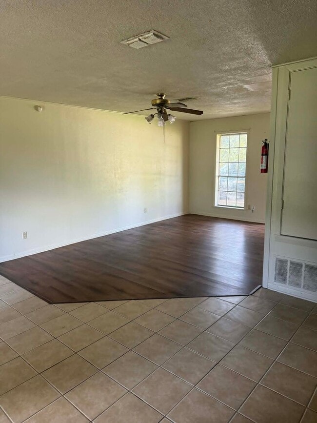 Building Photo - 3013 Hazel Cir