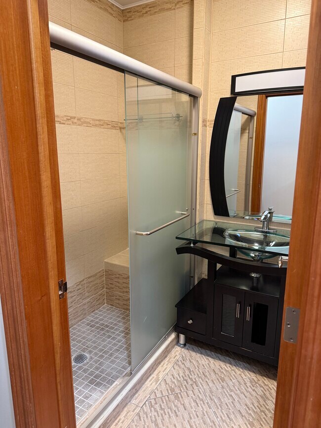 Foto del edificio - 713 Yonkers Ave