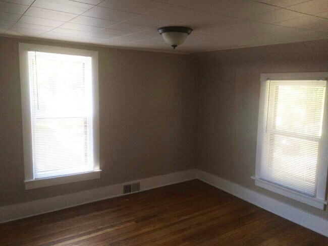 Foto del edificio - 421 E Market St