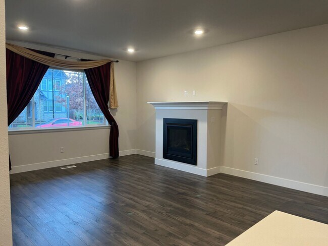 Building Photo - Beautiful 5BD* 3BA* Single Family Home Loc...