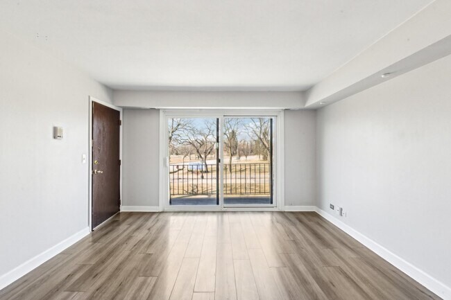 Foto del edificio - 501 McHenry Rd