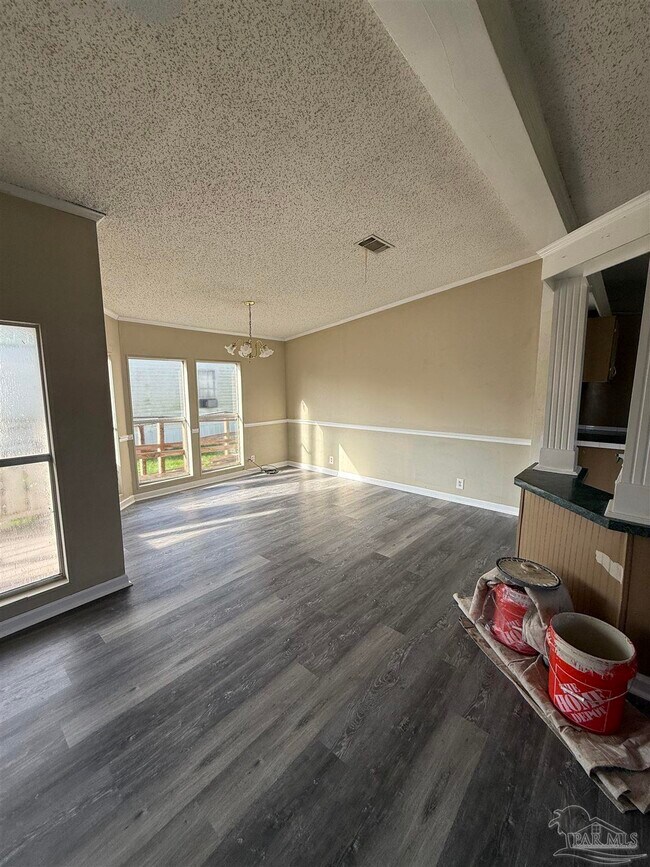 Foto del edificio - 5675 Saufley Field Rd