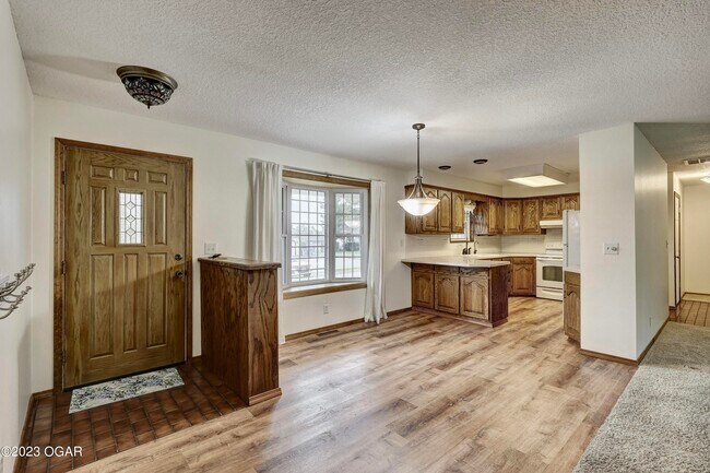 Building Photo - 304 Lakeview Ln