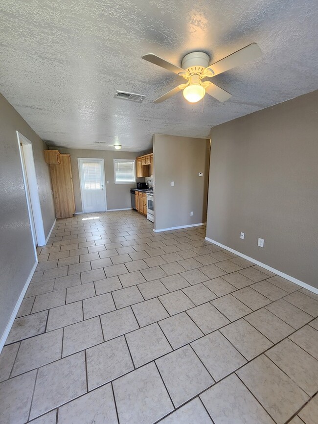 Building Photo - 3 bed 1 bath home with large backyard!
