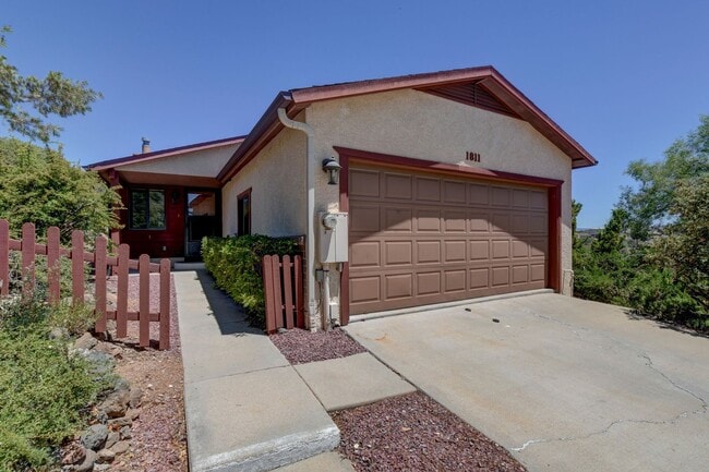 Building Photo - Home in Cliff Rose!