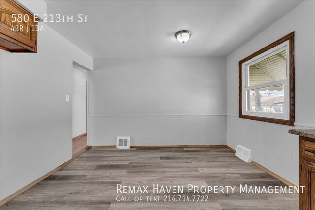 Foto del edificio - 580 E 213th, Euclid -  Stunning 4 bedrooms...