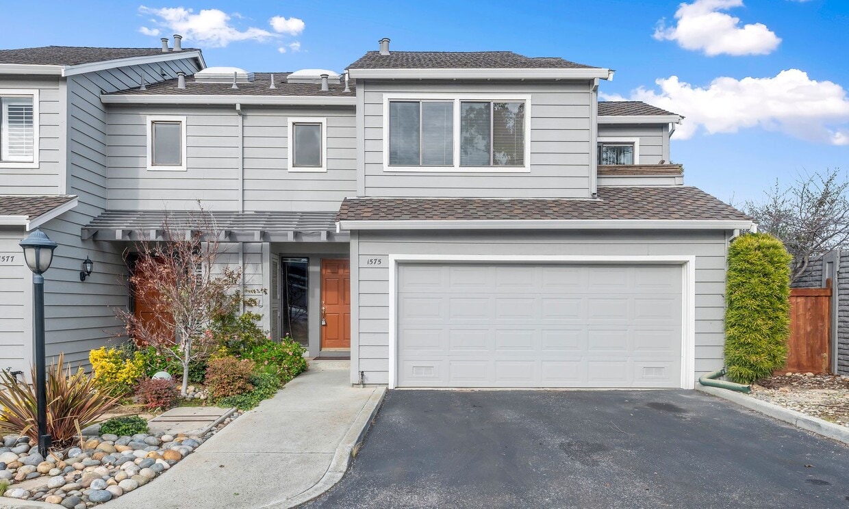 Primary Photo - Spacious Townhome in Excellent Location!