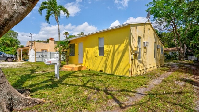 Foto del edificio - 1085 NE 128th St
