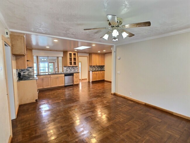 Foto del edificio - Spacious 4 Bedroom House in the Campbell