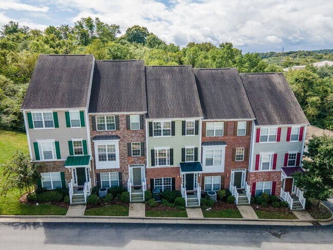 Building Photo - FURNISHED, BEAUTIFULLY DESIGNED TOWNHOME N...