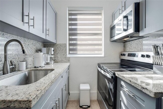 Building Photo - 301 SW 10th Ave